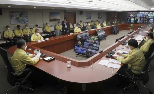 This photo, provided by the Kookbang Ilbo newspaper, shows a meeting of top commanders under way at the defense ministry headquarters in Seoul on May 7, 2021. (PHOTO NOT FOR SALE) (Yonhap)