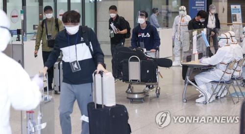 South Korean nationals arrive at Incheon International Airport, west of Seoul, on May 4, 2021, after departing from India, where coronavirus variants are reportedly spreading fast. (Yonhap)