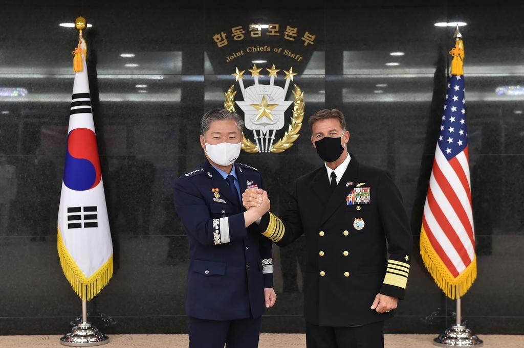 Joint Chiefs of Staff (JCS) Chairman Gen. Won In-choul (L) poses for a photo with U.S. Indo-Pacific Command chief Adm. John C. Aquilino at the JCS headquarters in Seoul on June 3, 2021, in this photo provided by Won's office. (PHOTO NOT FOR SALE) (Yonhap) 