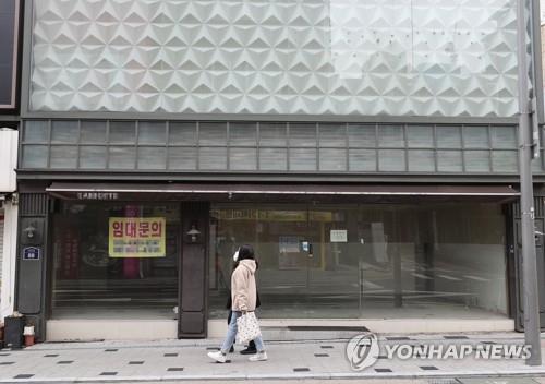 A store in a university district in Seoul remains closed on March 28, 2021, amid the COVID-19 pandemic.