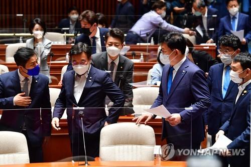 This photo shows executives at the Democratic Party preparing to hold a plenary meeting of sitting lawmakers to vote on the party's new real estate-related policies at the National Assembly in Seoul on June 18, 2021. (Yonhap) 