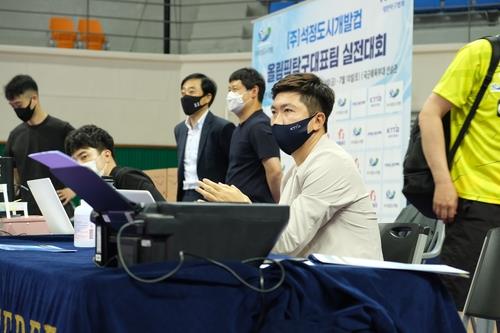 Ryu Seung-min (C), president of the Korea Table Tennis Association, watches the South Korean Olympic team members compete at a prep event in Mungyeong, North Gyeongsang Province, on June 21, 2021. (Yonhap)