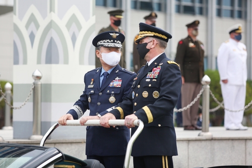 This photo, provided by the military, shows the Joint Chiefs of Staff (JCS) Chairman Gen. Won in-choul (L) and outgoing U.S. Forces Korea (USFK) Commander Gen. Robert Abrams during an honor guard ceremony hosted by Won in Seoul on June 29, 2021, ahead of USFK's change of command slated for July 2. (PHOTO NOT FOR SALE)(Yonhap) 