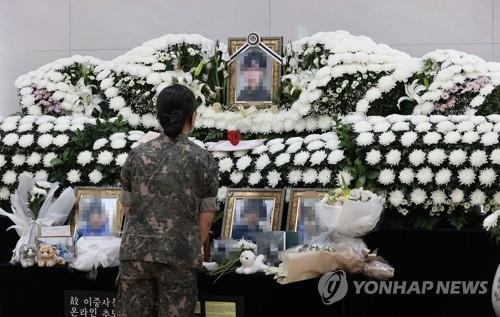 A service member mourns at a memorial altar on June 11, 2021, for a noncommissioned officer who took her own life after being sexually harassed by a colleague. (Yonhap)