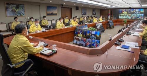 Defense Minister Suh Wook (L) presides over a meeting of top military commanders in Seoul on April 12, 2021, in this photo provided by the defense ministry. (PHOTO NOT FOR SALE) (Yonhap)