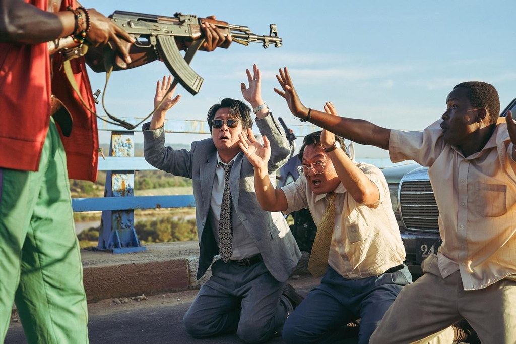 This image provided by Lotte Entertainment shows a scene from "Escape from Mogadishu." (PHOTO NOT FOR SALE) (Yonhap)