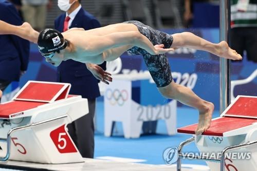 South Korean teen swimmer Hwang Sun-woo jumps off the starting block in the final of the men's 100m freestyle event at the Tokyo Olympics at Tokyo Aquatics Centre in the Japanese capital on July 29, 2021. Hwang clocked 47.82 seconds to finish fifth, the best performance by an Asian in that event in nearly seven decades. (Yonhap)