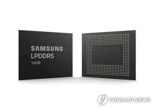 This file photo, provided by Samsung Electronics Co. on Aug. 30, 2020, shows the company's 16GB LPDDR mobile DRAM chips. (PHOTO NOT FOR SALE) (Yonhap)