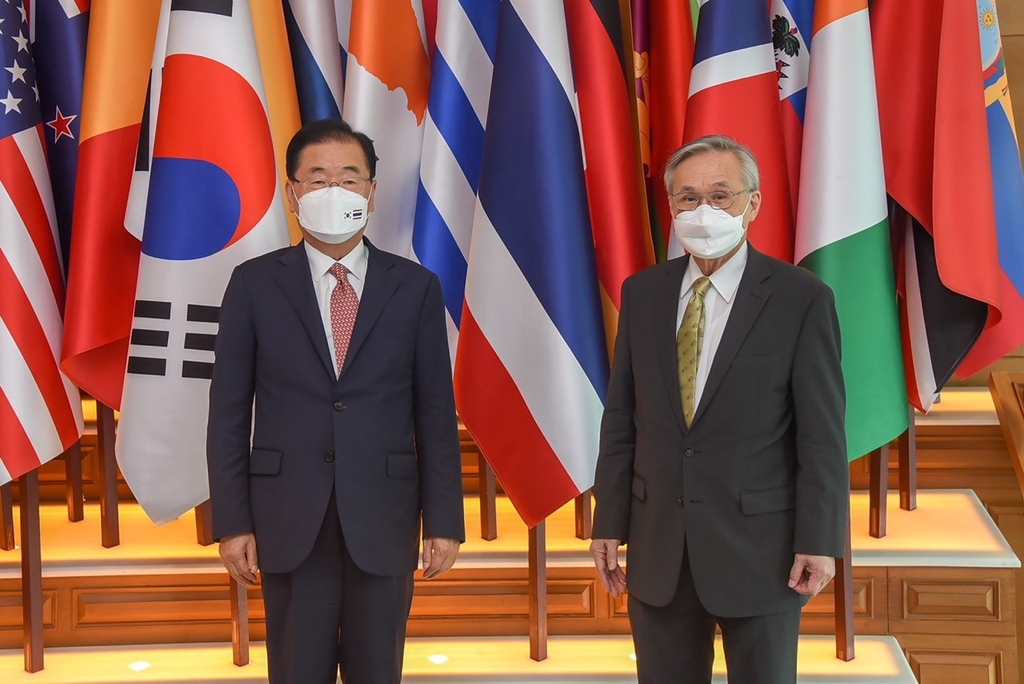 Foreign Minister Chung Eui-yong (L) and his Thai counterpart, Don Pramudwinai, pose for a photo before their talks in Thailand on Aug. 27, 2021, in this photo provided by the foreign ministry. (PHOTO NOT FOR SALE) (Yonhap)