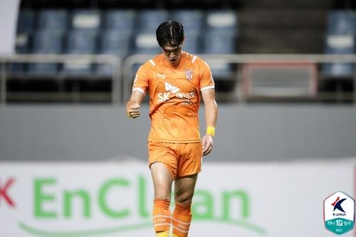Lee Chang-min of Jeju United celebrates his goal against FC Seoul during the clubs' K League 1 match at Jeju World Cup Stadium in Seogwipo, Jeju Island, on Aug. 29, 2021, in this photo provided by the Korea Professional Football League. (PHOTO NOT FOR SALE) (Yonhap)