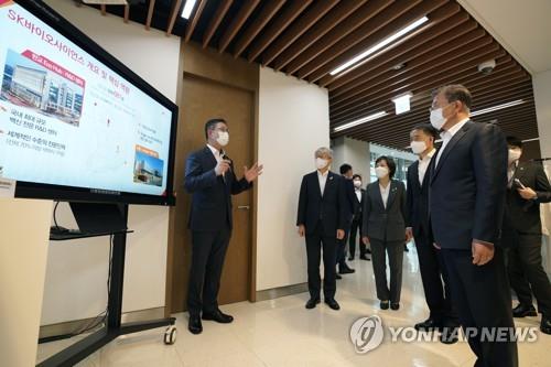 This undated file photo shows President Moon Jae-in (R) during his visit to the headquarters of drugmaker SK Bioscience Co. in Seongnam, south of Seoul. (Yonhap)
