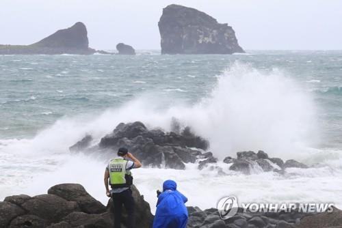 (LEAD) Typhoon Chanthu on path to Jeju, likely to hit Friday