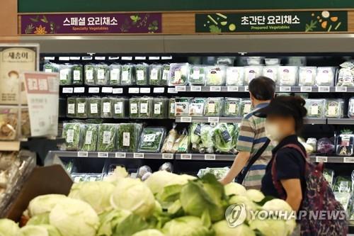 This undated file photo shows people shopping for groceries at a discount store in Seoul. (Yonhap)