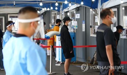 People wait to take a virus test in a screening center established in front of Seoul Station in downtown Seoul on Sept. 26, 2021. (Yonhap)