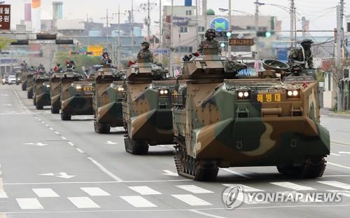 This file photo taken on April 5, 2018, shows Marine Corps' amphibious assault armored vehicles. (Yonhap)