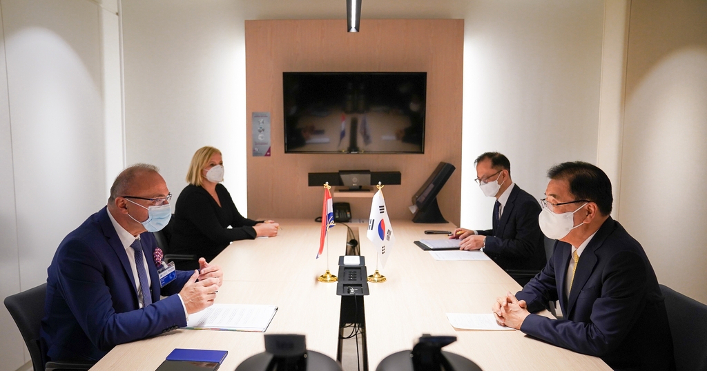 Foreign Minister Chung Eui-yong (R) holds talks with his Croatian counterpart, Gordan Grlić Radman, on the sidelines of the Meeting of the OECD Council at Ministerial Level in Paris on Oct. 5, 2021 in this photo provided by the foreign ministry. (PHOTO NOT FOR SALE) (Yonhap)