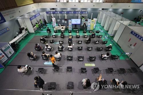 People wait to check whether they have adverse reactions after getting shots at a vaccination center in western Seoul on Oct. 15, 2021. (Yonhap) 