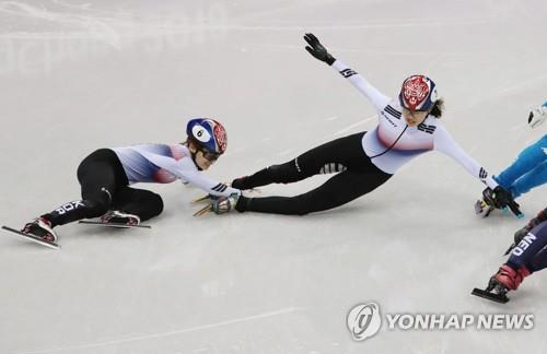 In this file photo from Feb. 22, 2018, Choi Min-jeong of South Korea (L) falls after a collision with her teammate, Shim Suk-hee, during the women's 1,000m short track speed skating final at the PyeongChang Winter Olympics at Gangneung Ice Arena in Gangneung, 230 kilometers east of Seoul. (Yonhap)