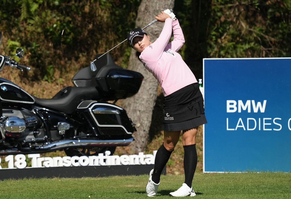 Ko Jin-young of South Korea hits her tee shot from the third hole during the third round of the BMW Ladies Championship at LPGA International Busan in Busan, some 450 kilometers southeast of Seoul, on Oct. 23, 2021, in this photo provided by BMW Korea. (PHOTO NOT FOR SALE) (Yonhap)