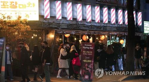 A street in Hongdae, one of the busiest entertainment districts in Seoul, is crowded with people on Oct. 25, 2021, as South Korea seeks to gradually ease COVID-19 restrictions and return to normalcy. (Yonhap) 