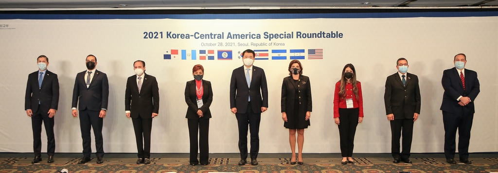 Choi Jong-kun, first vice minister of foreign affairs, (C) poses for a photo with the foreign and trade vice ministers from Costa Rica, Guatemala, Dominican Republic, El Salvador, Honduras, Belize and Panama, at the 2021 Korea-Central America Special Roundtable held in Seoul on Oct. 28, 2021, in this photo released by the foreign ministry. (PHOTO NOT FOR SALE) (Yonhap)