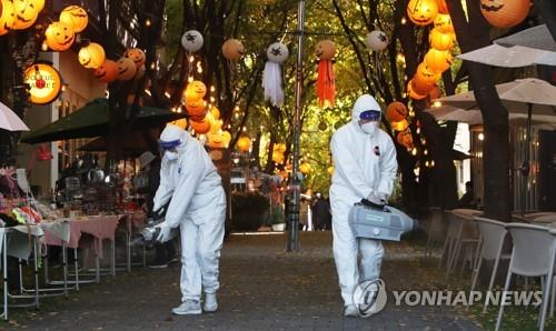 (LEAD) Gov't adjusts start time of eased virus curbs to deter all-night Halloween parties