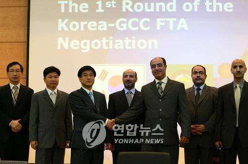 This file photo, taken on July 29, 2008, shows the initial round of South Korea-GCC Free Trade Agreement negotiations held in Seoul. (Yonhap)