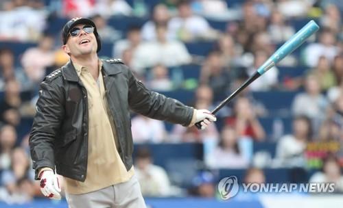 Canadian playing in Korean Baseball League says the sport can be played  safely 