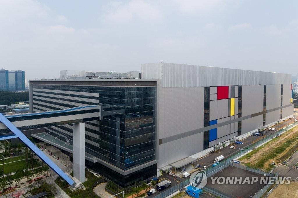 This file photo provided by Samsung Electronics Co. on June 9, 2021, shows the company's chip factory in Hwaseong, south of Seoul. (PHOTO NOT FOR SALE) (Yonhap)