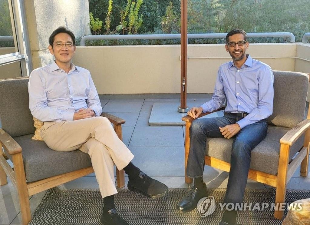 Samsung Electronics Vice Chairman Lee Jae-yong (L) poses for a photo with Sundar Pichai, CEO of Google LLC, at the Googleplex in Mountain View, California, on Nov. 22, 2021, in this photo provided by Samsung. (PHOTO NOT FOR SALE) (Yonhap)