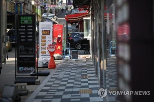 Restaurant areas in Incheon, west of Seoul, are quiet on Dec. 5, 2021, amid concerns over the spread of the omicron variant of the coronavirus. (Yonhap)