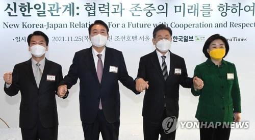 This file photo taken Nov. 25, 2021, shows candidates running in the upcoming presidential election posing for a photo at a forum in Seoul. From left are Ahn Cheol-soo of the People's Party, Yoon Suk-yeol of the People Power Party, Lee Jae-myung of the Democratic Party and Sim Sang-jeung of the Justice Party. (Yonhap)