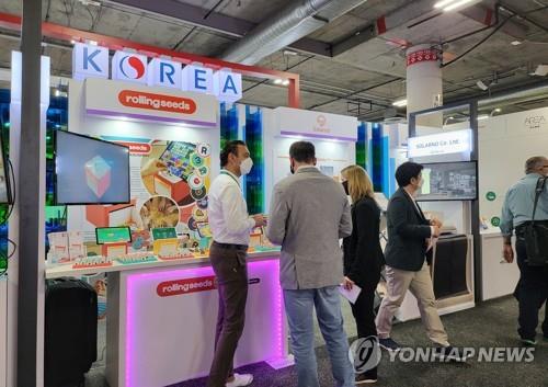 Visitors tour around the Korea Pavilion at Eureka Park CES 2022 in Las Vegas on Jan. 6, 2022, in this photo provided by the Korea Trade-Investment Promotion Agency. (PHOTO NOT FOR SALE) (Yonhap)