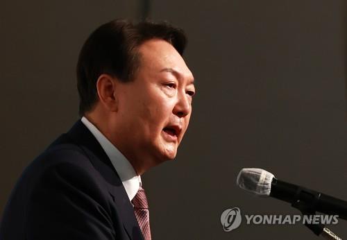 Yoon Suk-yeol, the presidential candidate of the People Power Party, speaks during a lecture event at a hotel in Incheon, 40 kilometers west of Seoul, on Jan. 10, 2022. (Yonhap)