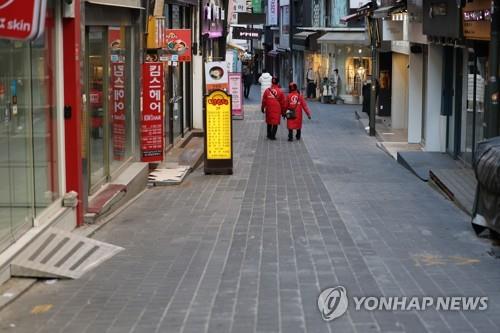 A street in Seoul's Myeong-dong remains empty on Jan. 11, 2022, amid toughened social distancing rules. (Yonhap)