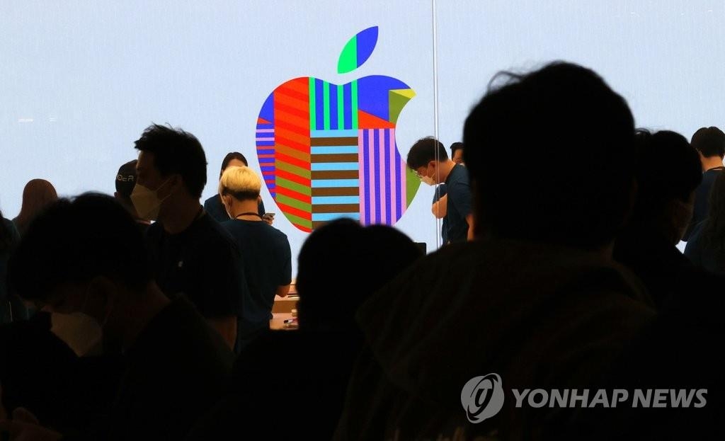Apple Inc.'s logo is seen at its store in western Seoul in this file photo taken Feb. 26, 2021. (Yonhap)
