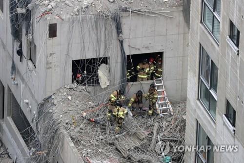 Rescuers comb through debris on Jan. 13, 2022, looking for workers who went missing in a deadly apartment construction accident in the southern city of Gwangju. (Yonhap)