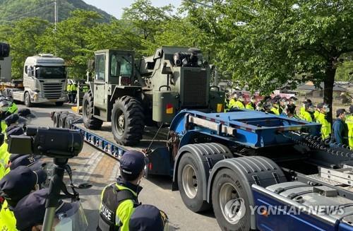 Power generators and other heavy equipment are transported to a Terminal High Altitude Area Defense (THAAD) base in Seongju County, North Gyeongsang Province, in this file photo taken April 28, 2021. (Yonhap)