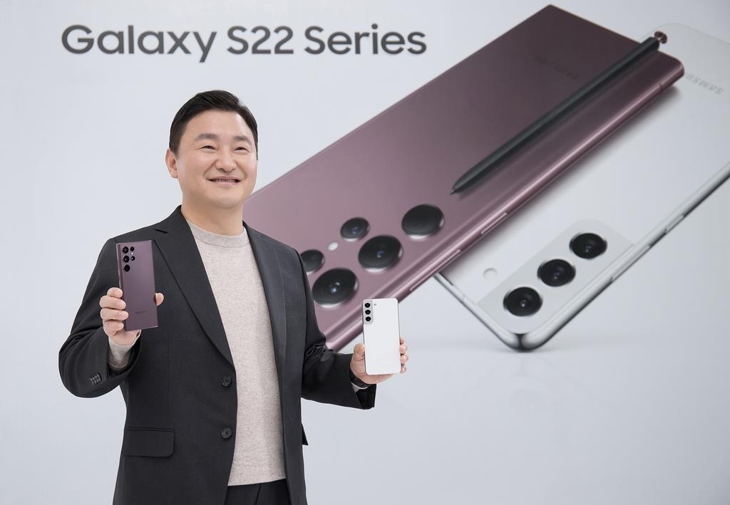 Roh Tae-moon, president and head of Samsung Electronics Co.'s MX (Mobile eXperience) division, presents the latest Galaxy S22 smartphones during the online Unpacked event, in this photo provided by Samsung on Feb. 10, 2022. (PHOTO NOT FOR SALE) (Yonhap)