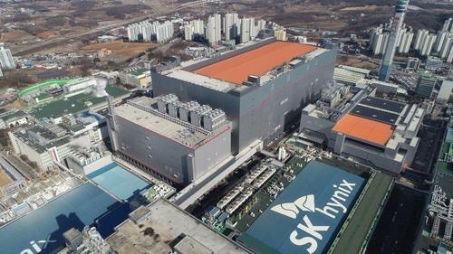This file photo provided by SK hynix Inc. on Feb. 1, 2021, shows the company's M16 fab in Icheon, 80 kilometers southeast of Seoul. (PHOTO NOT FOR SALE) (Yonhap)