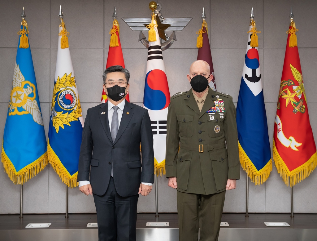 South Korea's Defense Minister Suh Wook (L) and U.S. Marine Corps Commandant Gen. David H. Berger pose for a photo as they meet for talks at the defense ministry in Seoul on Feb. 21, 2022, in this photo provided by the ministry. (PHOTO NOT FOR SALE) (Yonhap)
