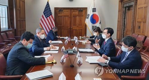 South Korean Trade Minister Yeo Han-koo (2nd from R) speaks with U.S. Deputy Secretary of Commerce Don Graves (2nd from L) during their meeting in Washington on March 3, 2022, in this photo provided by the South Korean ministry. (PHOTO NOT FOR SALE) (Yonhap)