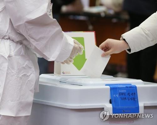 A virus patient casts a vote at a polling station in Jeonju, North Jeolla Province, on March 5, 2022, the last day of the two-day early voting period. (Yonhap)