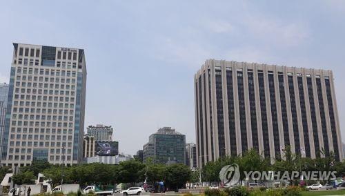 This undated file photo shows the Seoul Government Complex (R) in Gwanghwamun, central Seoul. (Yonhap)