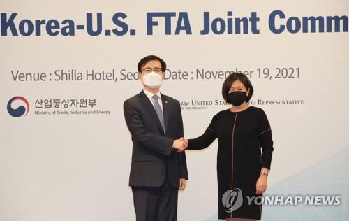 In this file photo, South Korea&apos;s Trade Minister Yeo Han-koo (L) and U.S. Trade Representative (USTR) Katherine Tai shake hands ahead of their meeting in Seoul on Nov. 19, 2021. (Yonhap)