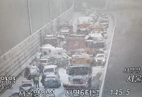 This image captured from the closed-circuit television feed by the Korea Expressway Corporation on March 19, 2022, shows the scene of a 17-car pileup on the eastbound side of the Seoul-Yangyang Expressway in Yangyang, some 215 kilometers east of Seoul. (PHOTO NOT FOR SALE) (Yonhap)