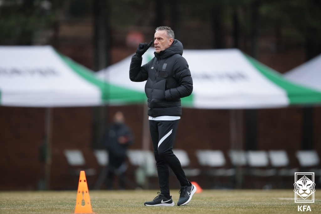 Paulo Bento (R), head coach of the South Korean men's national football team, watches his players during a training session at the National Football Center in Paju, Gyeonggi Province, on March 23, 2022, on the eve of a World Cup qualifying match against Iran, in this photo provided by the Korea Football Association. (PHOTO NOT FOR SALE) (Yonhap)