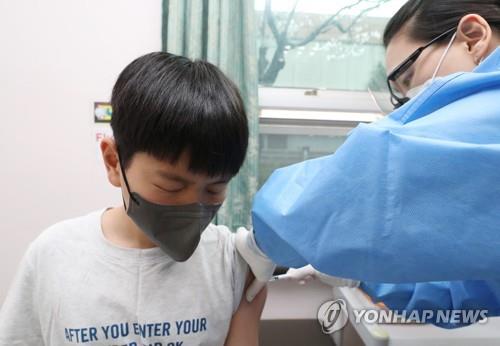 (4th LD) S. Korea's new COVID-19 cases fall to about 320,000; critical cases at another high