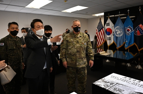 This photo, provided by U.S. Forces Korea, shows President-elect Yoon Suk-yeol (2nd from L) during a visit to Camp Humphreys in Pyeongtaek, 70 kilometers south of Seoul, on April 7, 2022. (Yonhap)