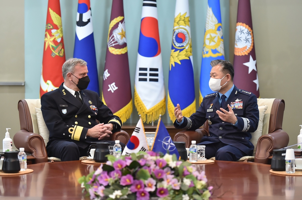 Joint Chiefs of Staff Chairman Won In-choul (R) talks with NATO Military Committee Chair Adm. Rob Bauer at the JCS building in Seoul on April 11, 2022, in this photo released by the JCS. (PHOTO NOT FOR SALE) (Yonhap)